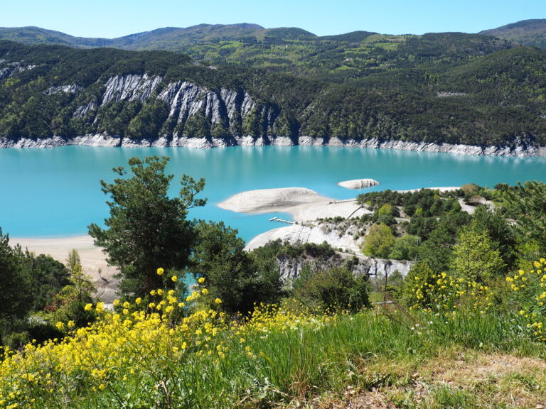 Que faire près du Lac de Serre-Ponçon ? Activités, Randonnées et Plages à découvrir